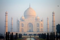 Vista del Taj Mahal en la niebla, Agra, Uttar Pradesh, India - foto de stock