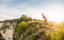 Туристи мандрують по скелі, Нуса Пеніда, Балі, Індонезія. — стокове фото