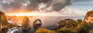 Coucher de soleil à Nusa Penida, Bali, Indonésie — Photo de stock