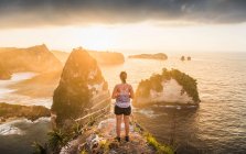 Tourist looking out on cliff, Nusa Penida, Bali, Indonesia — Stock Photo
