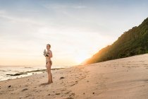 Touriste appréciant la plage de Nyang Nyang, Bali, Indonésie — Photo de stock