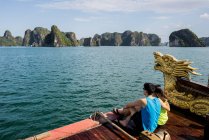 Casal desfrutando de vista no barco de cruzeiro, Ha Long Bay, Vietnã — Fotografia de Stock