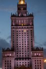 Palast der Kultur und Wissenschaft in der Abenddämmerung, Warschau, Polen — Stockfoto