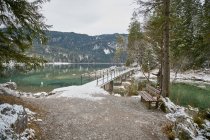 Paisaje nevado de montaña con pasarela sobre el lago Eibsee, Zugsp - foto de stock