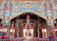Внутрішня частина Храму У Тун, Тонгрен, провінція Цінхай, Китай. — стокове фото