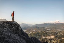 Homme debout sur la montagne, regardant la vue, chef de Stawamus, overl — Photo de stock