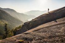 Man standing on mountain, looking at view, Stawamus Chief, overl — Stock Photo