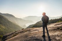 Man looking at view, Stawamus Chief, overlooking Howe Sound Bay, — Stock Photo