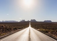 Road to monument valley, Mexican Hat, Utah, Estados Unidos - foto de stock