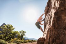 Man bouldering, climbing rock, Zion National Park, Utah, Estados Unidos - foto de stock