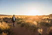 Mulher caminhando pelo Parque Nacional dos Arcos, Moab, Utah, EUA — Fotografia de Stock