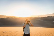 Человек с биноклем, Мескитовые плоские песчаные дюны, Долина Смерти Нати — стоковое фото