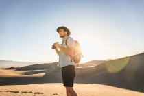 Man with binoculars, Mesquite Flat Sand Dunes, Death Valley Nati — Stock Photo