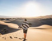 Homem de toalha e chapéu, dunas de areia planas Mesquite, Vale da Morte — Fotografia de Stock