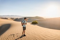 Uomo con binocolo, Mesquite Flat Sand Dunes, Death Valley Nati — Foto stock