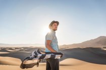 Mann mit Handtuch und Hut, Mesquite Flat Sand Dunes, Death Valle — Stockfoto