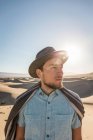 Uomo con asciugamano e cappello, Mesquite Flat Sand Dunes, Death Valle — Foto stock