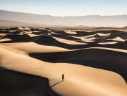 Einsamer Trekker auf Mesquite Flat Sand Dunes, Death Valley National — Stockfoto
