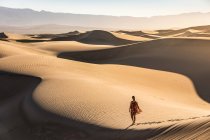 Frau allein zu Fuß, Mesquite Flache Sanddünen, Death Valley Nati — Stockfoto