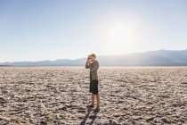 Hombre tomando fotografías, Badwater Basin, Death Valley National Par - foto de stock