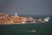 Vista de Lisboa a través del mar desde Almada, Setúbal, Portugal - foto de stock