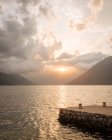 Baie de Kotor et jetée au coucher du soleil, Dobrota, Monténégro — Photo de stock