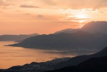 Landschaft mit Blick auf Berge und Bucht von Kotor bei Sonnenuntergang, Kotor, M — Stockfoto