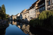Maisons le long du canal, Strasbourg, France — Photo de stock