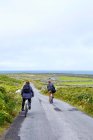 Ciclistas en carretera, Inishmore, Irlanda - foto de stock
