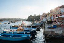 Здания и портовые лодки на острове Прочида, Кампания, Италия — стоковое фото