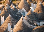 Toits coniques en pierre sèche de maisons trullo, Alberobello, Pouilles, Il — Photo de stock