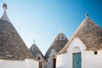 Quattro case in trullo imbiancato con tetti conici, Alberobello, — Foto stock