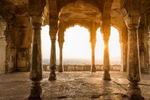 Luce del sole attraverso i pilastri nel tempio del sole, Jaipur, Rajasthan, India — Foto stock