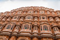 Fachada de Hawa Mahal, vista de baixo ângulo, Jaipur, Rajasthan, Índia — Fotografia de Stock