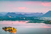Lago Pichola, Udaipur, Rajastán, India - foto de stock