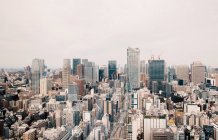 Вид с воздуха на густонаселенный город, Токио, Япония — стоковое фото