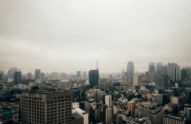 Вид с воздуха на густонаселенный город, Токио, Япония — стоковое фото