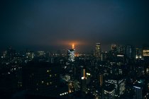 Luftaufnahme einer dicht besiedelten Stadt bei Nacht, Tokio, Japan — Stockfoto