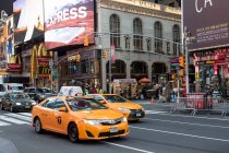Gelbe Taxis und Ladenfronten, Times Square, New York City, USA — Stockfoto