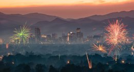 Feuerwerk zum Unabhängigkeitstag über der Stadt Denver, Colorado, USA — Stockfoto