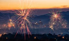 Fogos de artifício do Dia da Independência sobre a Cidade de Denver, Colorado, EUA — Fotografia de Stock