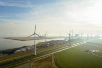 Turbinas eólicas na área de Eemshaven; um porto com vários carvões — Fotografia de Stock
