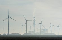 Turbine eoliche nella zona di Eemshaven; un porto con diversi carbone — Foto stock