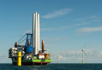 Très grands parcs éoliens offshore en cours de construction dans la partie néerlandaise de — Photo de stock
