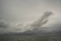 Nube oscura que se forma sobre el mar de Wadden, West-Terschelling, Papas fritas - foto de stock
