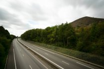 L'autoroute A21 passe devant une montagne formée par l'ancienne mine i — Photo de stock