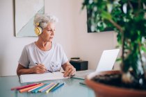 Woman drawing, taking online art course — Stock Photo