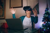 Mulher usando headset realidade virtual em casa — Fotografia de Stock