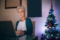 Frau Weihnachten online einkaufen — Stockfoto