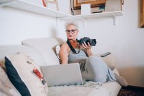 Photographer working on laptop at home — Stock Photo